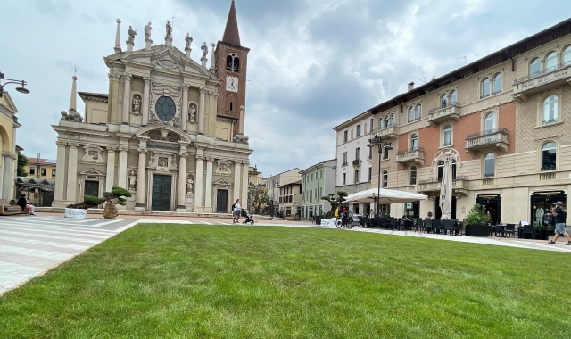 «Il prato resta», il “salotto” di Busto ancora verde