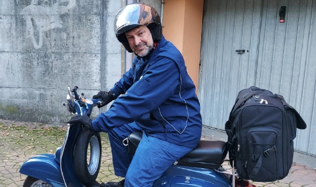 Marco Grignoli in sella alla sua Vespa