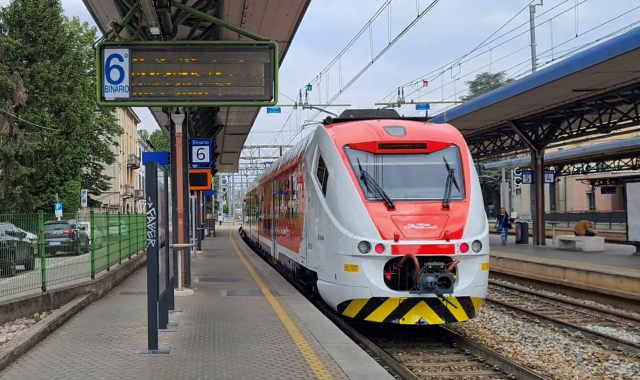 Il Malpensa Express in stazione a Saronno (foto Archivio)