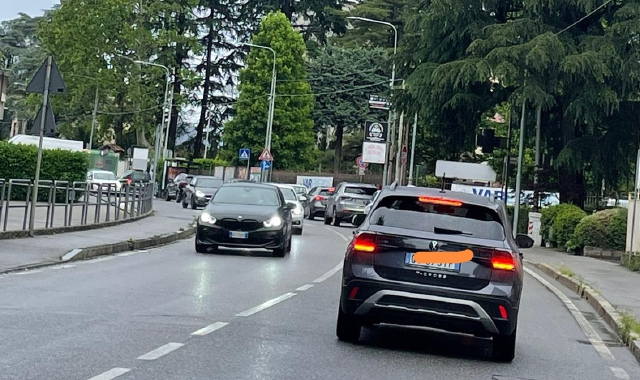 La coda di auto, in direzione centro, questa mattina, venerdì, da San Carlo