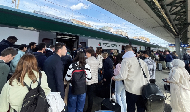 Pendolari alla stazione di Saronno (foto Blitz)