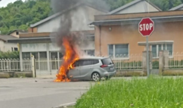 Auto in fiamme ad Arcisate