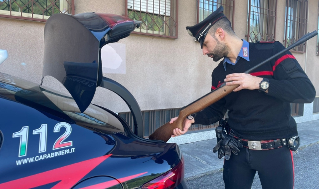 Litiga col compagno e punta il fucile contro i carabinieri