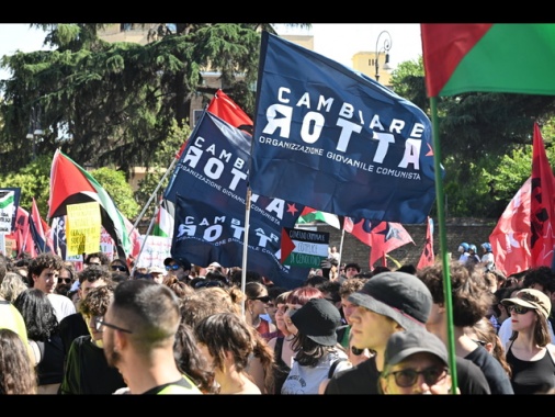 Tensione al corteo a Roma, percorso deviato verso Termini