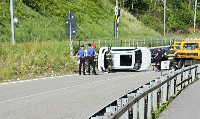 Auto finisce su un fianco: code in Valle Vigezzo