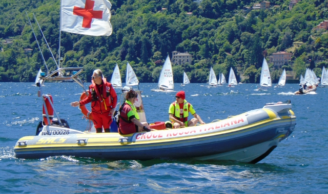 Maccagno, precipita nel lago col parapendio: salvata