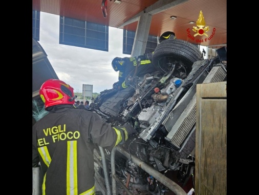 Incidente al casello autostradale, tre morti