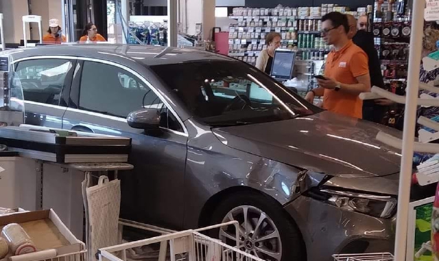 L’auto finita dentro al supermercato