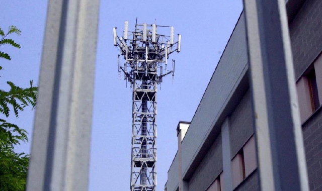 Mobilitazione a Borsano. Sopra, una delle antenne presenti in città