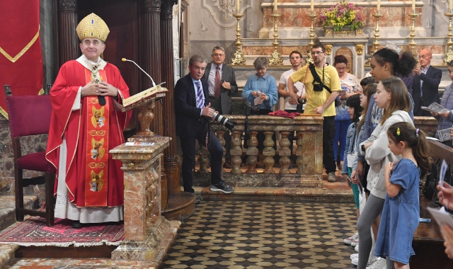 L’arcivescovo di Milano Mario Delpini ieri mattina era ad Azzate, dove ha celebrato la Messa in una chiesa gremita (foto Blitz)