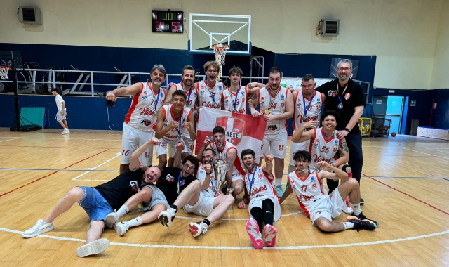 La squadra in festa dopo la vittoria dello scudetto