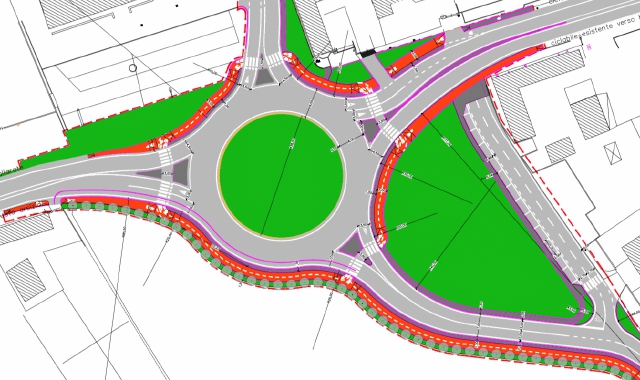 Il progetto della nuova rotonda che sarà costruita in viale Milano all’altezza del Media World. Sotto, code in via Pegoraro
