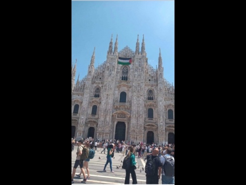 A Milano la bandiera della Palestina sulla facciata del Duomo