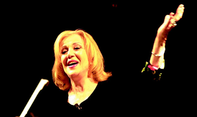 Rosalina Neri in una immagine di alcuni anni fa e, sotto, in scena con Annamaria Guarnieri nella commedia “Arsenico e vecchi merletti”