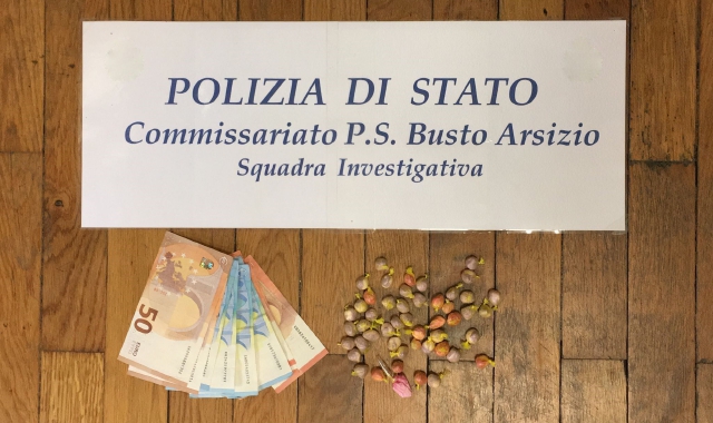 Busto, pusher arrestato mentre cede una dose