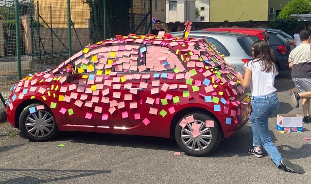 L’abbraccio alla prof: auto ricoperta di post-it con frasi d’affetto e riconoscenza
