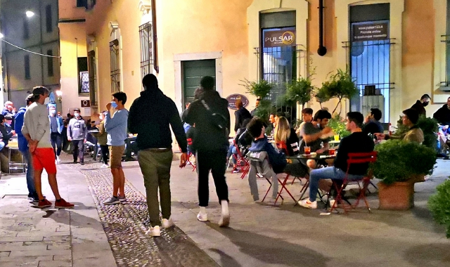 Una immagine di repertorio della Piccola Brera puramente esemplificativa. La Movida varesina si arricchisce di un nuovo argomento di dibattito: giusto o no chiedere a chi passeggia con il capo coperto