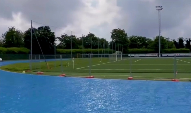 Sopra il nuovo manto della pista allo stadio “Azzurri d’Italia” e, a lato, i nuovi seggiolini installati sulla tribuna