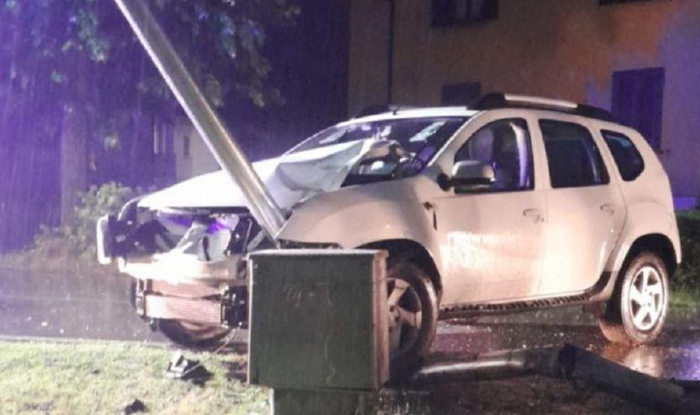 L’auto finita contro il palo della luce