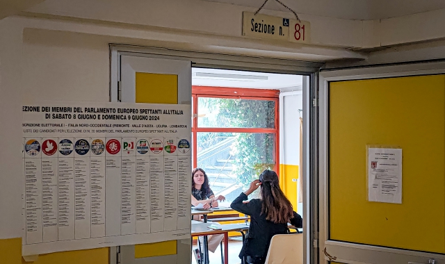 Il seggio a Varese alla scuola Vidoletti (foto Blitz)