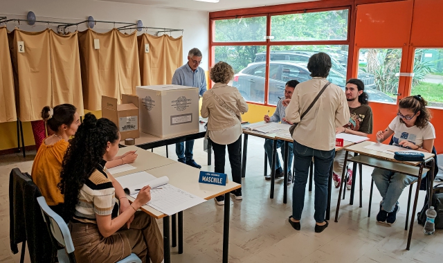 Le operazioni di voto alla scuola Vidoletti di Varese (foto Blitz)