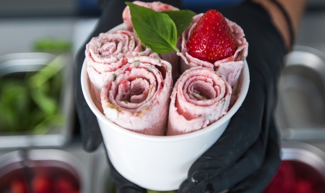 In gelateria molti gusti tra cui scegliere (Foto Archivio)