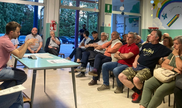 L’assessore Civati mentre illustra la situazione al Consiglio di quartiere