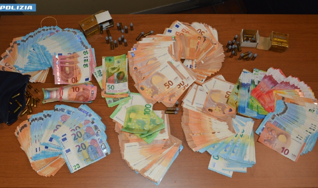 Il sequestro di denaro, munizioni e droga operato dalla Polizia