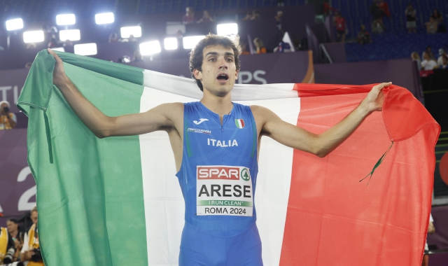 Pietro Arese festeggia dopo la medaglia (foto Fabio Frustaci/ANSA)