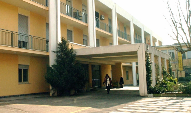 La donna è stata portata al Pronto soccorso dell’ospedale di Cittiglio