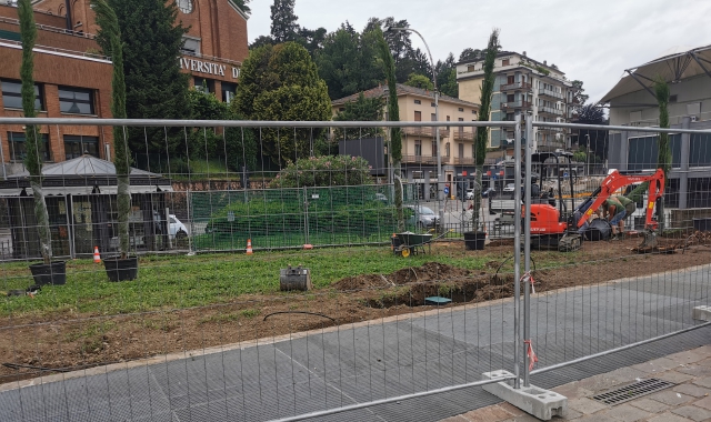Il giardinetto accanto al Monumento di piazza Repubblica dove è corso la piantumazione dei cipressi
