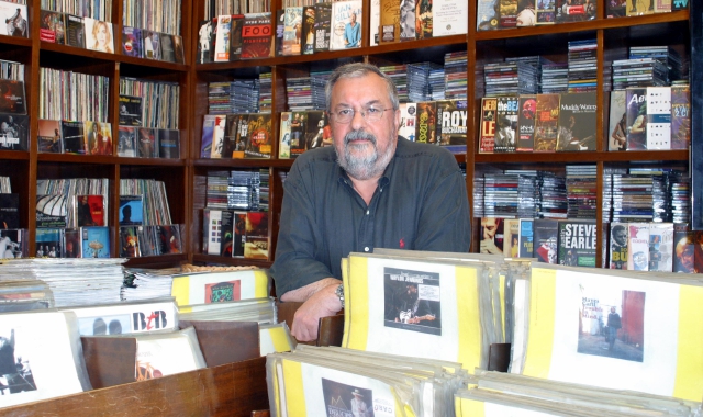Paolo Carù nel suo negozio di dischi