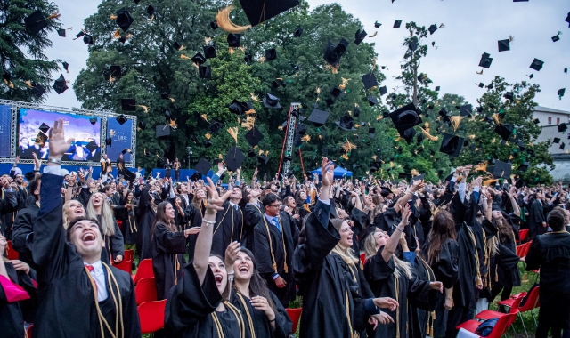 Il tradizionale lancio del tocco ha  segnato  la fine del percorso accademico  (foto Matteo Canevari)