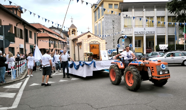 Un momento della sfilata delle contrade per le vie di Uboldo (foto Blitz)