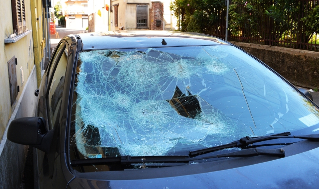 Un’auto nel Saronnese col parabrezza “sfondato” dalla grandine