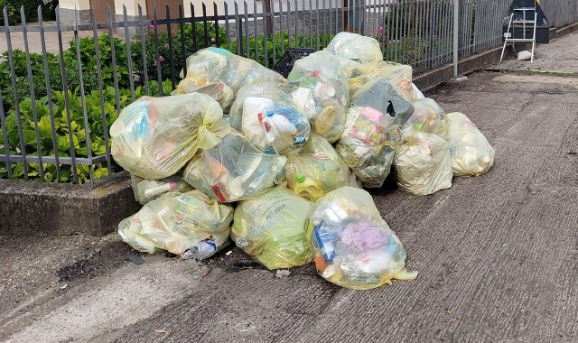 A Induno Olona e a Bisuschio nelle ultime settimane capita spesso che i rifiuti non vengano ritirati e restino in strada