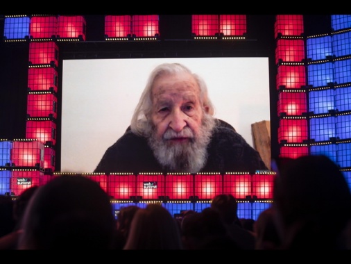 Efe, Noam Chomsky dimesso da ospedale di San Paolo