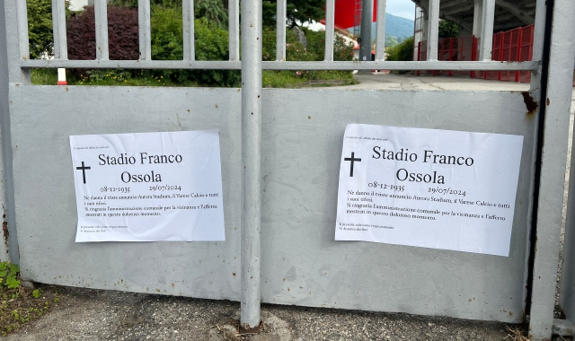 I manifesti funebri comparsi a Masnago (foto Agenzia Blitz)