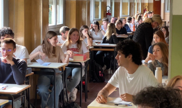 Studenti di Varese alla prova di Maturità (foto Agenzia Blitz)
