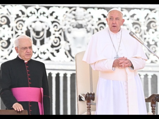 Il Papa, siamo chiamati ad accogliere chi bussa alle porte