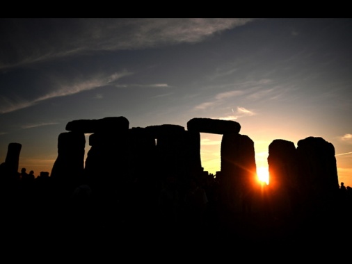 Ecoattivisti spruzzano vernice contro sito Stonehenge, 2 arresti