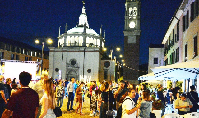 Il centro di Busto Arsizio il giovedì sera tra movida e negozi. Tanti esercenti restano aperti per “spirito di servizio”, ma intanto bar e gelaterie fanno affari d’oro. Per gli acquisti più importanti, invece, spesso chi guarda le vetrine ripassa nel f