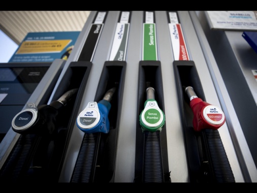 Nuovi aumenti per la benzina, al self service a 1,852 euro