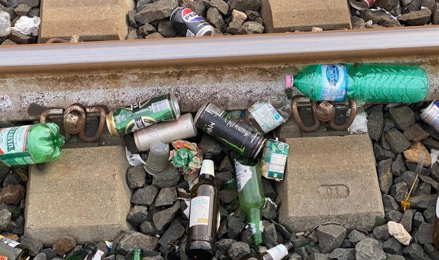 Rifiuti sui binari della tratta ferroviaria Milano-Porto Ceresio