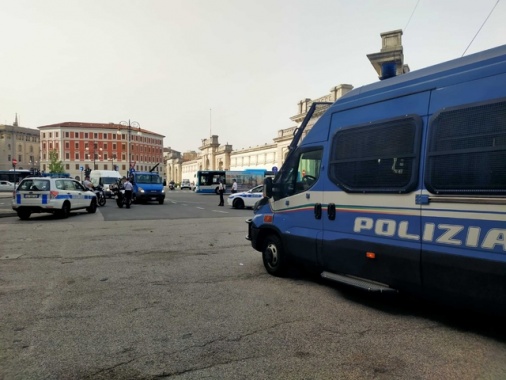 Cominciato sgombero migranti dal Silos di Trieste