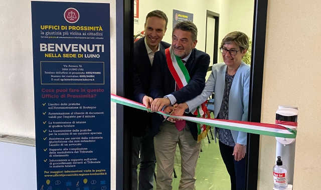 Il taglio del nastro a Luino