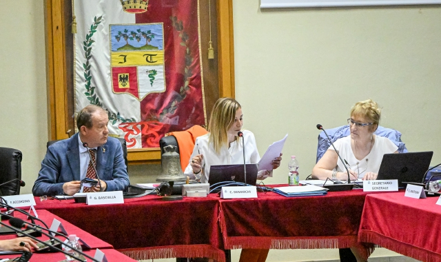 Alcuni momenti del primo consiglio comunale di Tradate, dopo il voto dell’8-9 giugno che ha confermato Giuseppe Bascialla per il secondo mandato (foto Blitz)