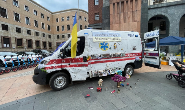 L’ambulanza crivellata di colpi a Varese (foto Puricelli, Blitz)