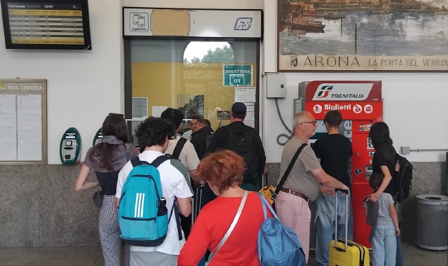 Passeggeri in coda alla biglietteria della stazione di Arona