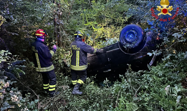 Tradate: esce di strada, si ribalta e abbandona l’auto